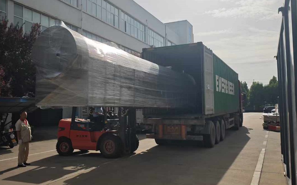 德國客戶訂購的八米電磁流水線炒貨設(shè)備裝車發(fā)貨